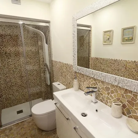 Centre Mediterranean House- 5 Bedroom, 4 Bathroom, Terrace Courtyard, Private Rooptop Pool *