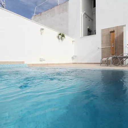 Centre Mediterranean House- 5 Bedroom, 4 Bathroom, Terrace Courtyard, Private Rooptop Pool Sitges