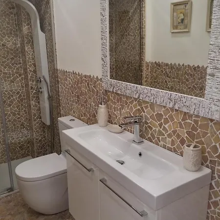 Centre Mediterranean House- 5 Bedroom, 4 Bathroom, Terrace Courtyard, Private Rooptop Pool *
