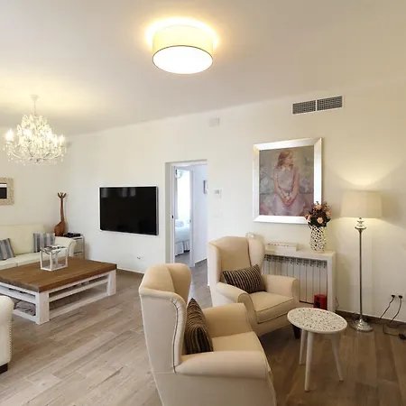 Centre Mediterranean House- 5 Bedroom, 4 Bathroom, Terrace Courtyard, Private Rooptop Pool بيت للعطل سيدجيس