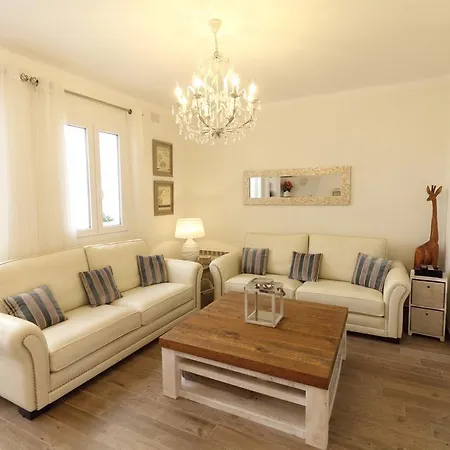 Centre Mediterranean House- 5 Bedroom, 4 Bathroom, Terrace Courtyard, Private Rooptop Pool سيدجيس