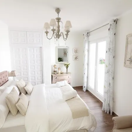 Centre Mediterranean House- 5 Bedroom, 4 Bathroom, Terrace Courtyard, Private Rooptop Pool Nyaraló Sitges