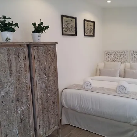 Nyaraló Centre Mediterranean House- 5 Bedroom, 4 Bathroom, Terrace Courtyard, Private Rooptop Pool *