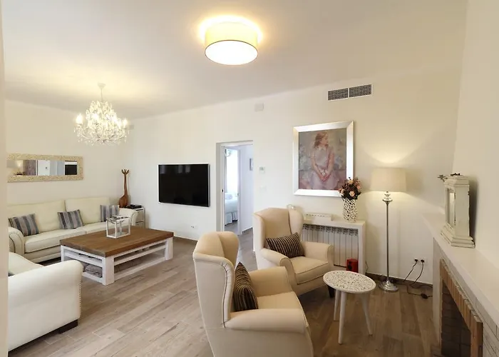 Centre Mediterranean House- 5 Bedroom, 4 Bathroom, Terrace Courtyard, Private Rooptop Pool Dom wakacyjny Sitges