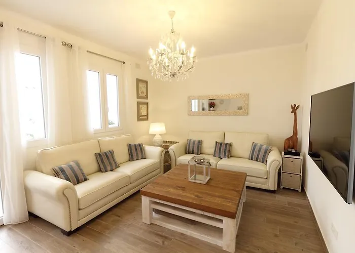 Centre Mediterranean House- 5 Bedroom, 4 Bathroom, Terrace Courtyard, Private Rooptop Pool Sitges