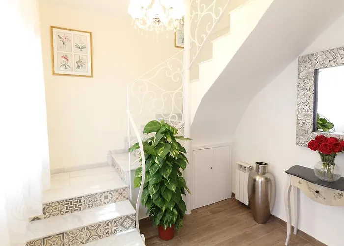 Centre Mediterranean House- 5 Bedroom, 4 Bathroom, Terrace Courtyard, Private Rooptop Pool * Sitges