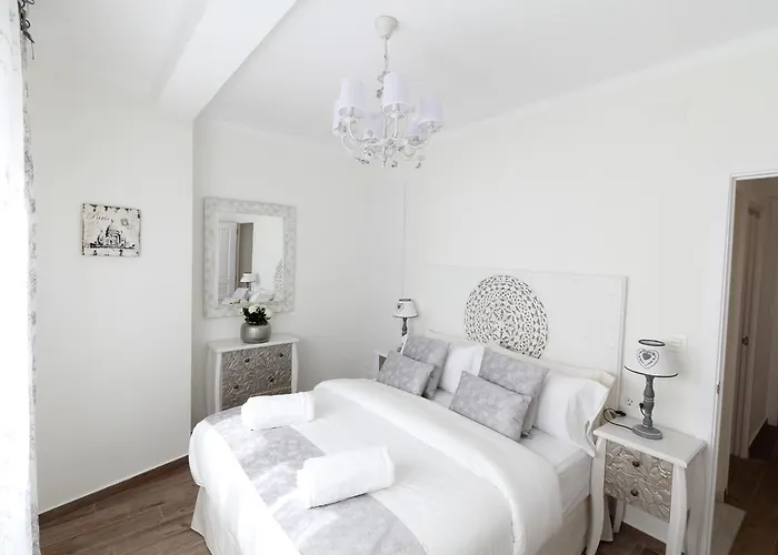 Dom wakacyjny Centre Mediterranean House- 5 Bedroom, 4 Bathroom, Terrace Courtyard, Private Rooptop Pool Sitges