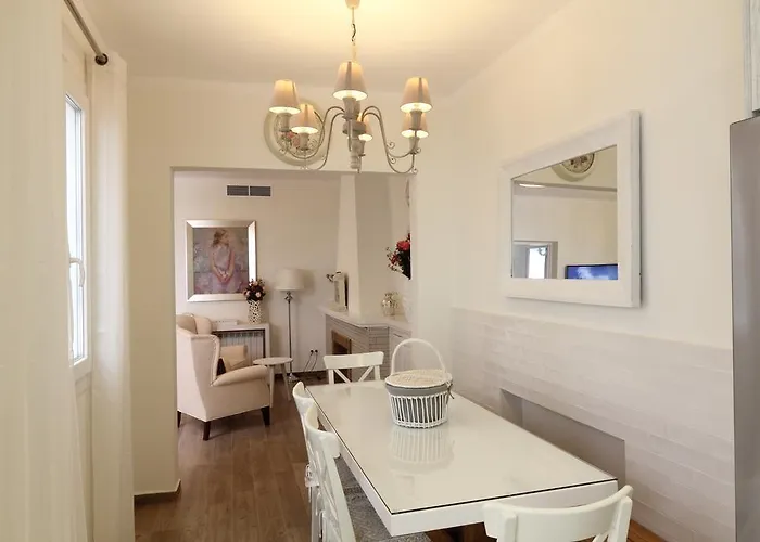 Dom wakacyjny Centre Mediterranean House- 5 Bedroom, 4 Bathroom, Terrace Courtyard, Private Rooptop Pool Sitges