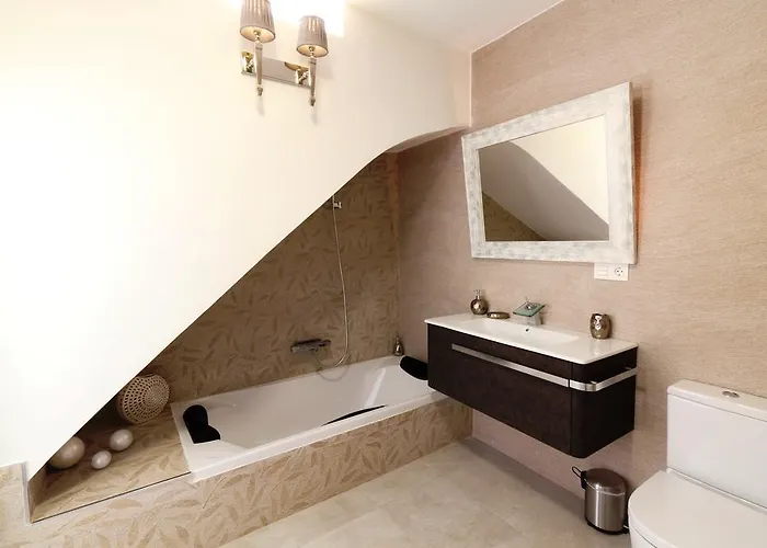 Centre Mediterranean House- 5 Bedroom, 4 Bathroom, Terrace Courtyard, Private Rooptop Pool Sitges