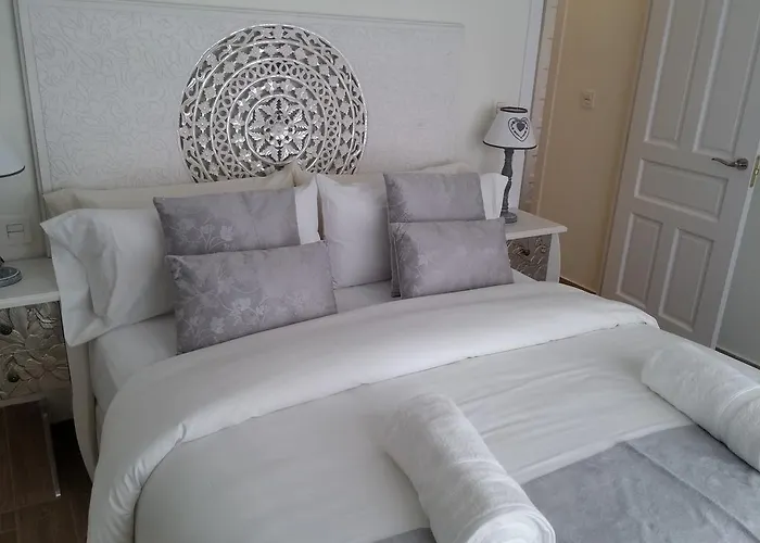 Dom wakacyjny Centre Mediterranean House- 5 Bedroom, 4 Bathroom, Terrace Courtyard, Private Rooptop Pool