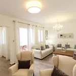 Prázdninový dům Centre Mediterranean House- 5 Bedroom, 4 Bathroom, Terrace Courtyard, Private Rooptop Pool *
