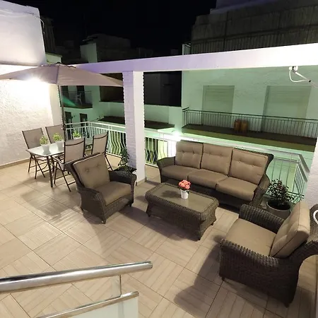 Centre Mediterranean House- 5 Bedroom, 4 Bathroom, Terrace Courtyard, Private Rooptop Pool بيت للعطل سيدجيس