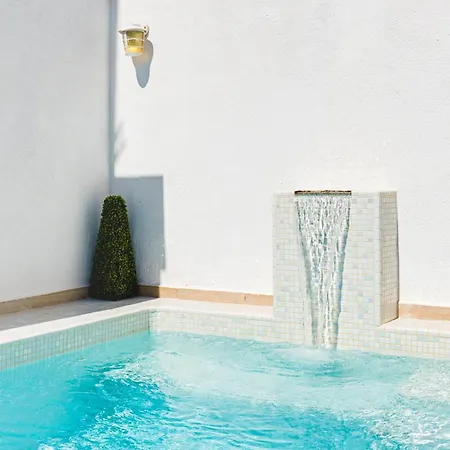 Centre Mediterranean House- 5 Bedroom, 4 Bathroom, Terrace Courtyard, Private Rooptop Pool *