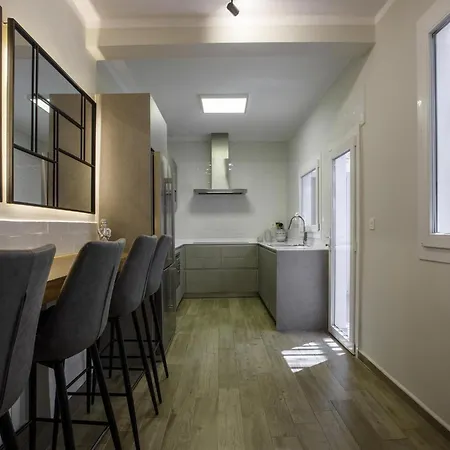 Centre Mediterranean House- 5 Bedroom, 4 Bathroom, Terrace Courtyard, Private Rooptop Pool