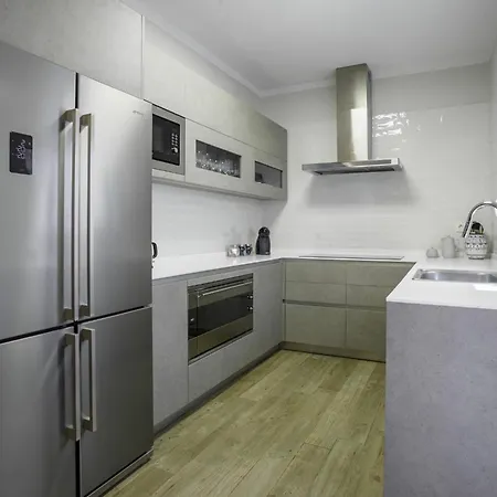 Centre Mediterranean House- 5 Bedroom, 4 Bathroom, Terrace Courtyard, Private Rooptop Pool بيت للعطل