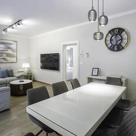 Centre Mediterranean House- 5 Bedroom, 4 Bathroom, Terrace Courtyard, Private Rooptop Pool بيت للعطل *