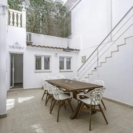 بيت للعطل Centre Mediterranean House- 5 Bedroom, 4 Bathroom, Terrace Courtyard, Private Rooptop Pool سيدجيس