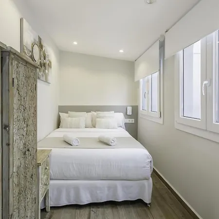Centre Mediterranean House- 5 Bedroom, 4 Bathroom, Terrace Courtyard, Private Rooptop Pool بيت للعطل