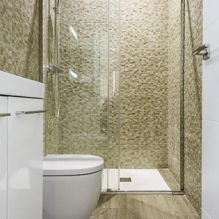 Centre Mediterranean House- 5 Bedroom, 4 Bathroom, Terrace Courtyard, Private Rooptop Pool بيت للعطل *