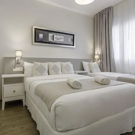 Centre Mediterranean House- 5 Bedroom, 4 Bathroom, Terrace Courtyard, Private Rooptop Pool بيت للعطل سيدجيس