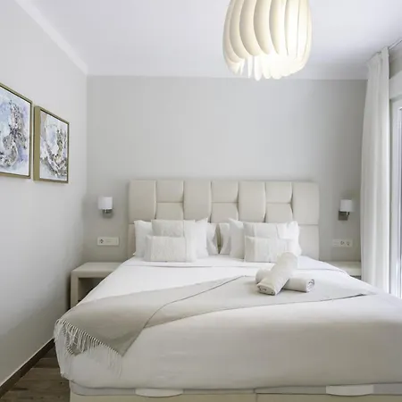 Centre Mediterranean House- 5 Bedroom, 4 Bathroom, Terrace Courtyard, Private Rooptop Pool *