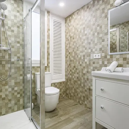 Centre Mediterranean House- 5 Bedroom, 4 Bathroom, Terrace Courtyard, Private Rooptop Pool سيدجيس