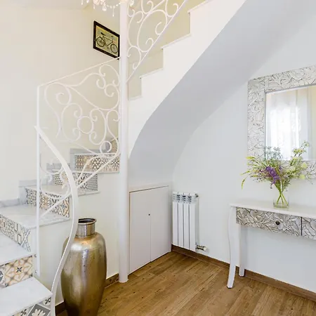 Centre Mediterranean House- 5 Bedroom, 4 Bathroom, Terrace Courtyard, Private Rooptop Pool * سيدجيس