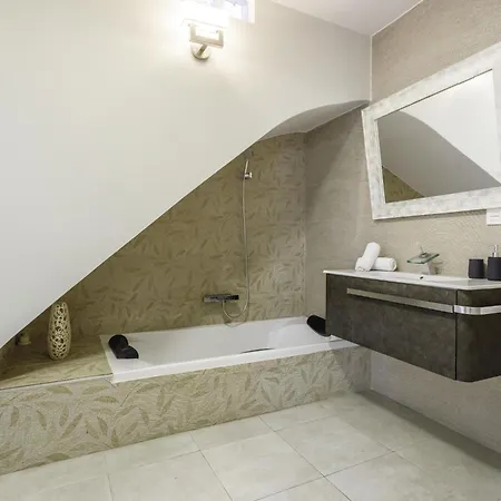 Centre Mediterranean House- 5 Bedroom, 4 Bathroom, Terrace Courtyard, Private Rooptop Pool