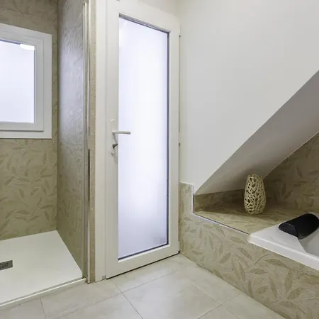 Centre Mediterranean House- 5 Bedroom, 4 Bathroom, Terrace Courtyard, Private Rooptop Pool بيت للعطل