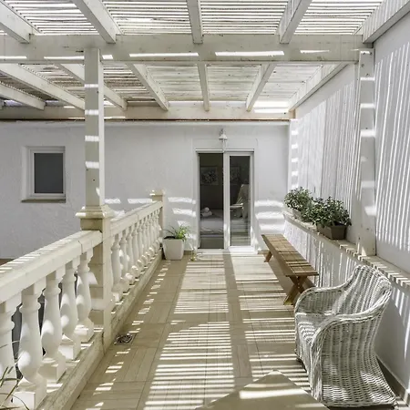 Centre Mediterranean House- 5 Bedroom, 4 Bathroom, Terrace Courtyard, Private Rooptop Pool بيت للعطل *