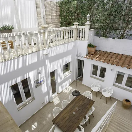 Centre Mediterranean House- 5 Bedroom, 4 Bathroom, Terrace Courtyard, Private Rooptop Pool سيدجيس