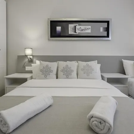 Centre Mediterranean House- 5 Bedroom, 4 Bathroom, Terrace Courtyard, Private Rooptop Pool بيت للعطل