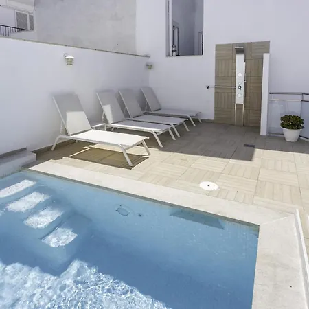 بيت للعطل Centre Mediterranean House- 5 Bedroom, 4 Bathroom, Terrace Courtyard, Private Rooptop Pool *