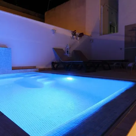 Centre Mediterranean House- 5 Bedroom, 4 Bathroom, Terrace Courtyard, Private Rooptop Pool * Sitges