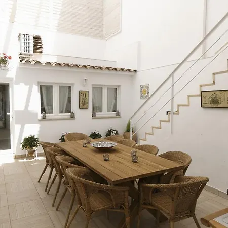 Centre Mediterranean House- 5 Bedroom, 4 Bathroom, Terrace Courtyard, Private Rooptop Pool *