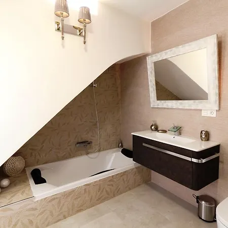 Centre Mediterranean House- 5 Bedroom, 4 Bathroom, Terrace Courtyard, Private Rooptop Pool سيدجيس