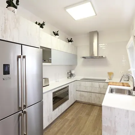 Centre Mediterranean House- 5 Bedroom, 4 Bathroom, Terrace Courtyard, Private Rooptop Pool 別荘 *