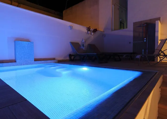 Centre Mediterranean House- 5 Bedroom, 4 Bathroom, Terrace Courtyard, Private Rooptop Pool * Sitges