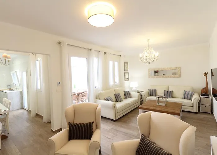 Prázdninový dům Centre Mediterranean House- 5 Bedroom, 4 Bathroom, Terrace Courtyard, Private Rooptop Pool *