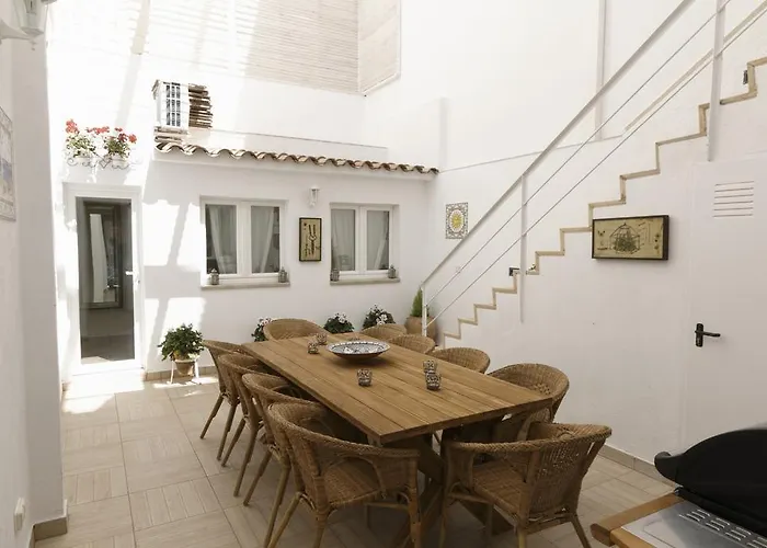 Centre Mediterranean House- 5 Bedroom, 4 Bathroom, Terrace Courtyard, Private Rooptop Pool *