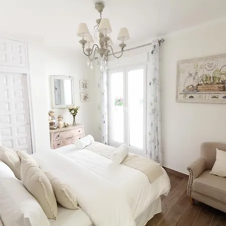 Centre Mediterranean House- 5 Bedroom, 4 Bathroom, Terrace Courtyard, Private Rooptop Pool Σπίτι διακοπών Σίτζες