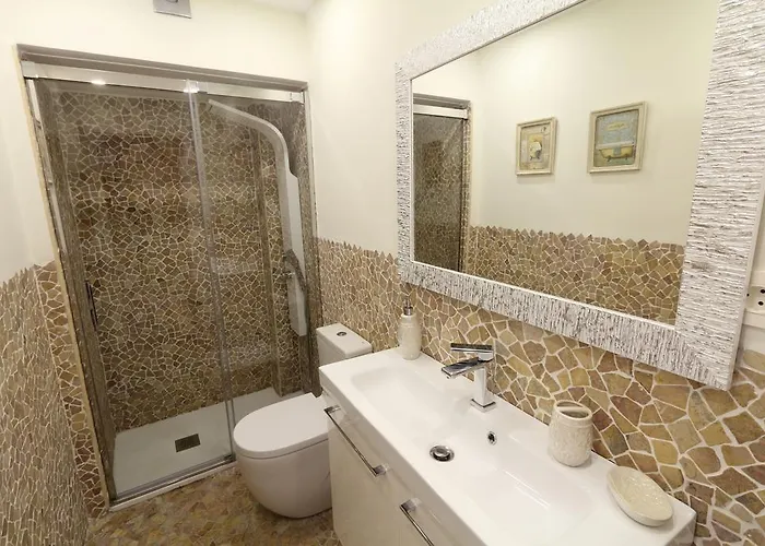 Centre Mediterranean House- 5 Bedroom, 4 Bathroom, Terrace Courtyard, Private Rooptop Pool *