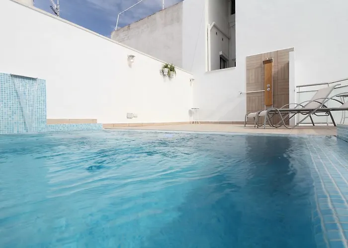 Centre Mediterranean House- 5 Bedroom, 4 Bathroom, Terrace Courtyard, Private Rooptop Pool Sitges