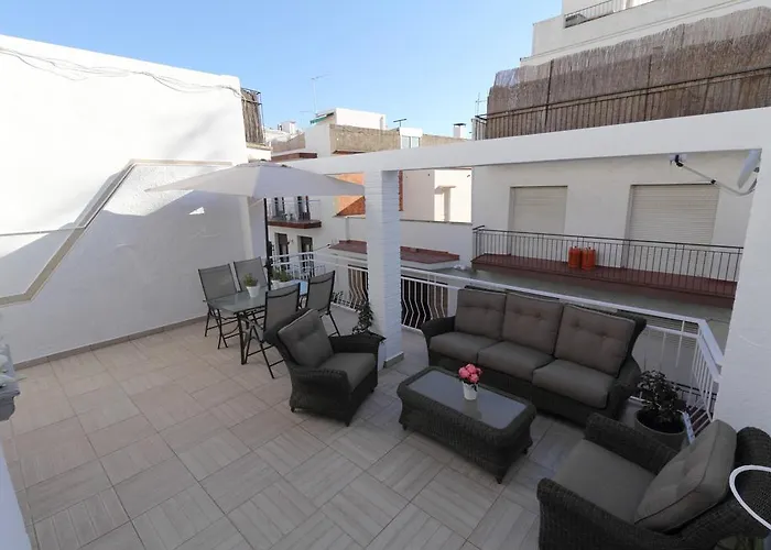 Centre Mediterranean House- 5 Bedroom, 4 Bathroom, Terrace Courtyard, Private Rooptop Pool * Sitges