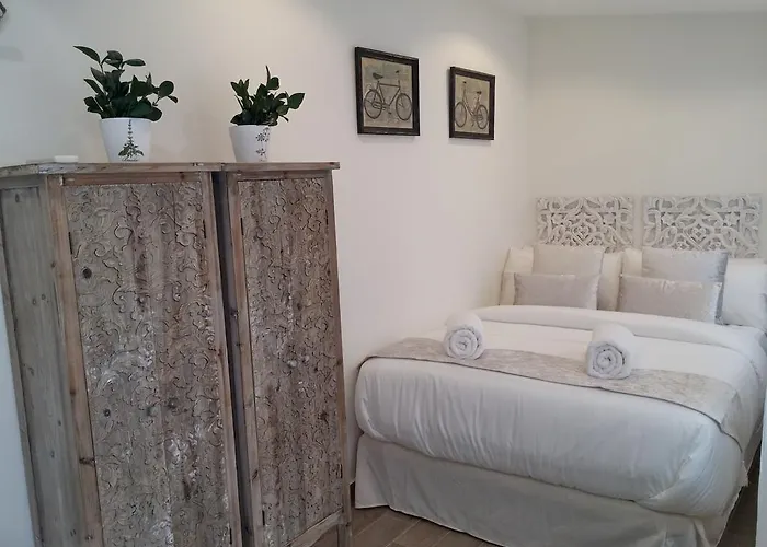 Сasa de vacaciones Centre Mediterranean House- 5 Bedroom, 4 Bathroom, Terrace Courtyard, Private Rooptop Pool *